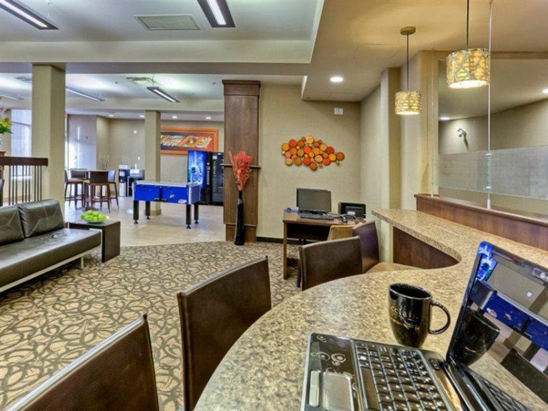 فندق أكليم مطار كالجاري YYC المظهر الخارجي الصورة